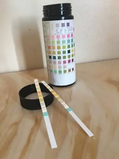 A urine testing strip using a dipstick